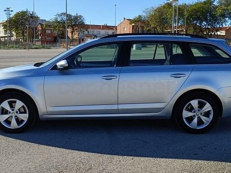 Usado Skoda Octavia G-TEC Ambition 131 CV (96 kW) 2020 Gris / plata Familiar