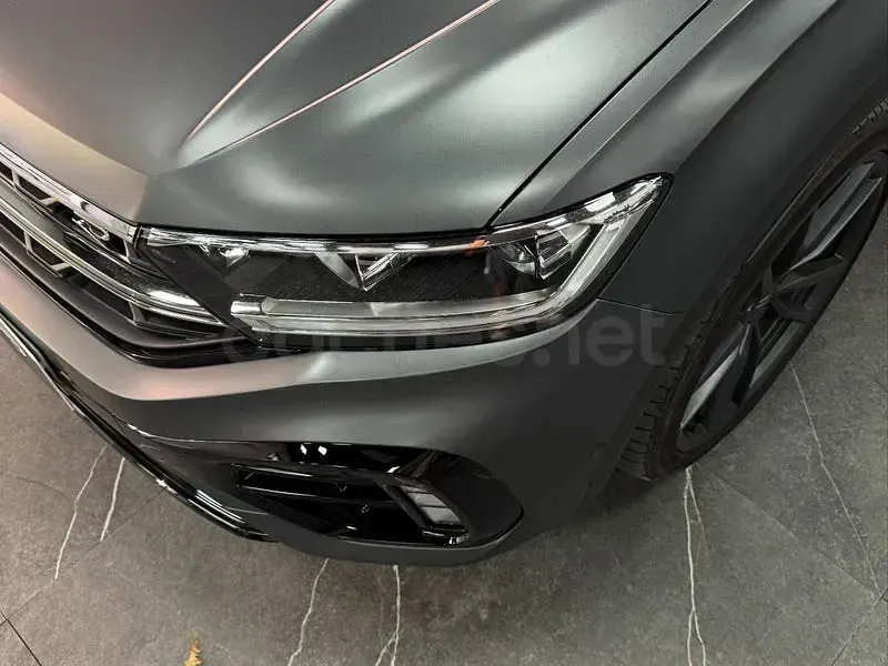 Usado VW T-Roc R 300 CV (220 kW) 2025 Gris / plata SUV