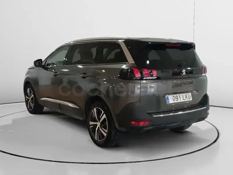 Usado Peugeot 5008 Allure 130 CV (95 kW) 2020 Gris / plata SUV