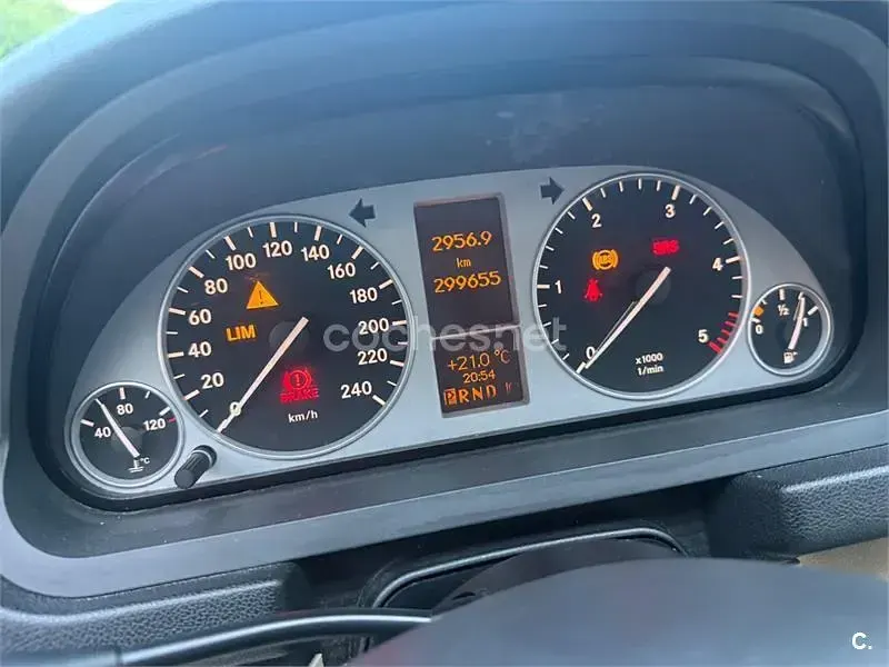 Usado Mercedes B180 109 CV (80 kW) 2011 Negro Utilitario
