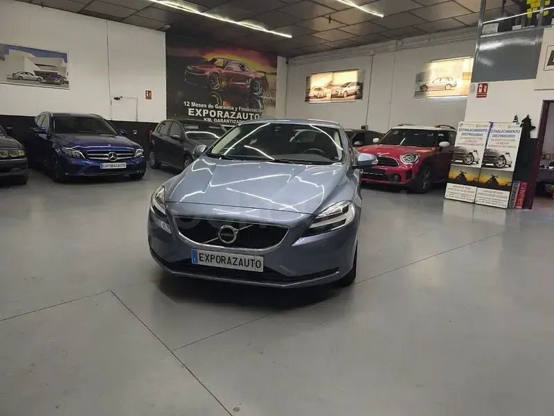 Usado Volvo V40 R-Design Momentum 120 CV (88 kW) 2018 Gris / plata Berlina