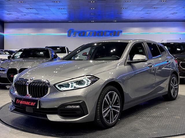 Gris Usado 2022 BMW 118 Sport Line Utilitario | 23.490 € (Buen precio) - Imagen 1/4