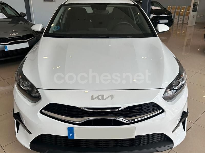 Blanco Usado 2024 Kia Ceed Berlina | 21.700 € (Precio justo) - Imagen 1/4