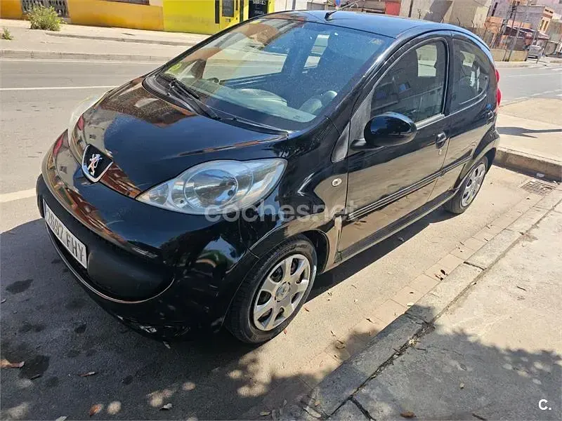 Usado Peugeot 107 54 CV (39 kW) 2006 Negro Utilitario