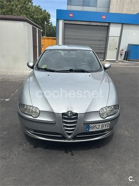 Gris / plata Usado 2002 Alfa Romeo 147 Distinctive Utilitario | 4500 € (Caro) - Imagen 1/4
