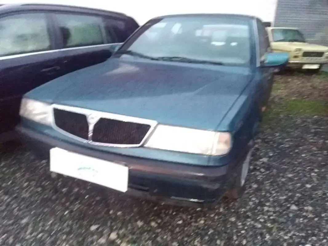 Usado Lancia Dedra 90 CV (66 kW) 1991 Verde Berlina