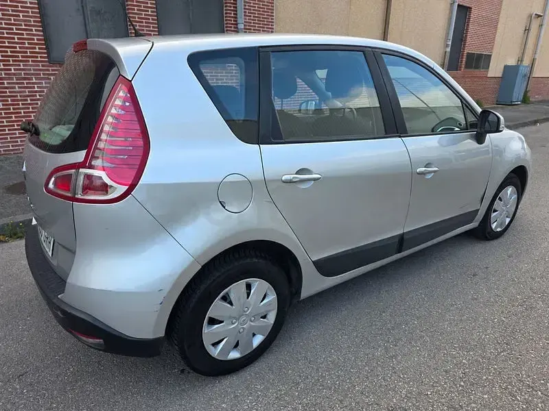 Usado Renault Scénic Dynamique 105 CV (77 kW) 2009 Gris / plata Monovolumen