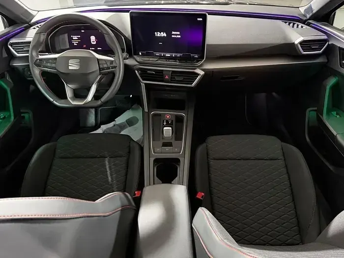Usado Seat Leon FR 204 CV (150 kW) 2025 Negro Berlina