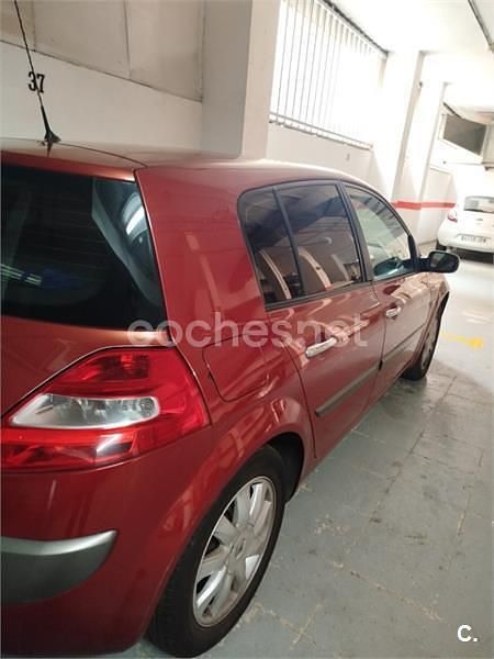 Usado Renault Mégane II Dynamique 115 CV (84 kW) 2006 Rojo Berlina