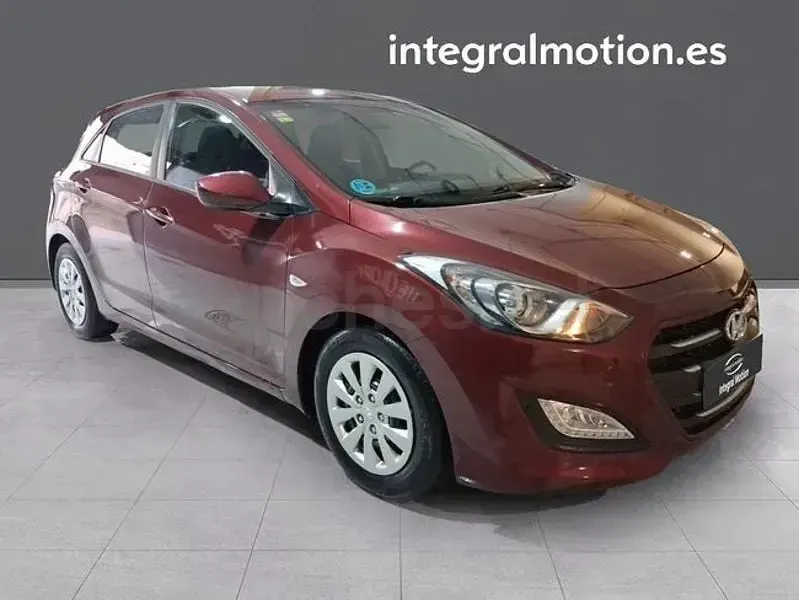 Usado Hyundai i30 90 CV (66 kW) 2016 Rojo Berlina