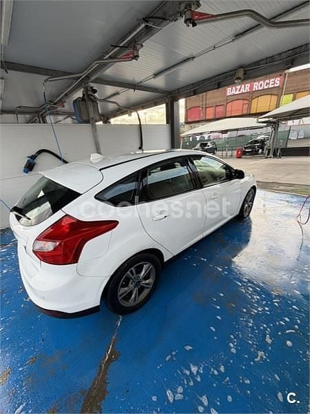 Usado Ford Focus Trend 125 CV (91 kW) 2014 Blanco Berlina
