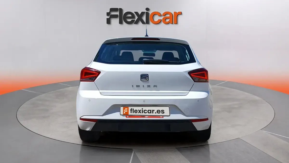 Usado Seat Ibiza Reference 95 CV (69 kW) 2017 Blanco Berlina