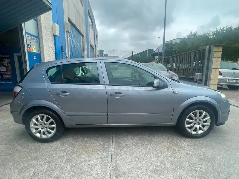 Usado Opel Astra Enjoy 90 CV (66 kW) 2006 Azul Berlina