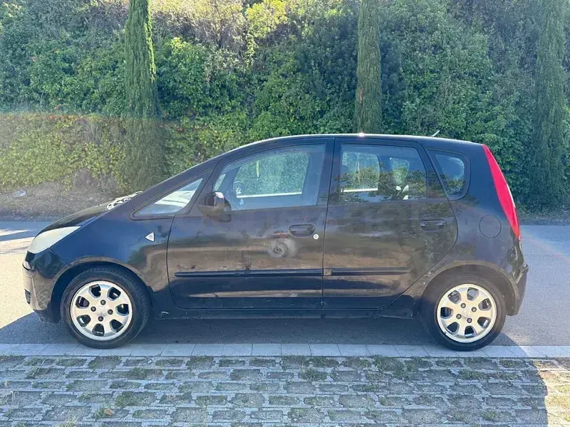 Usado Mitsubishi Colt Inform 95 CV (69 kW) 2005 Negro Utilitario