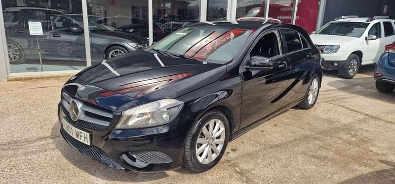Usado Mercedes A180 Urban 109 CV (80 kW) 2013 Negro Utilitario