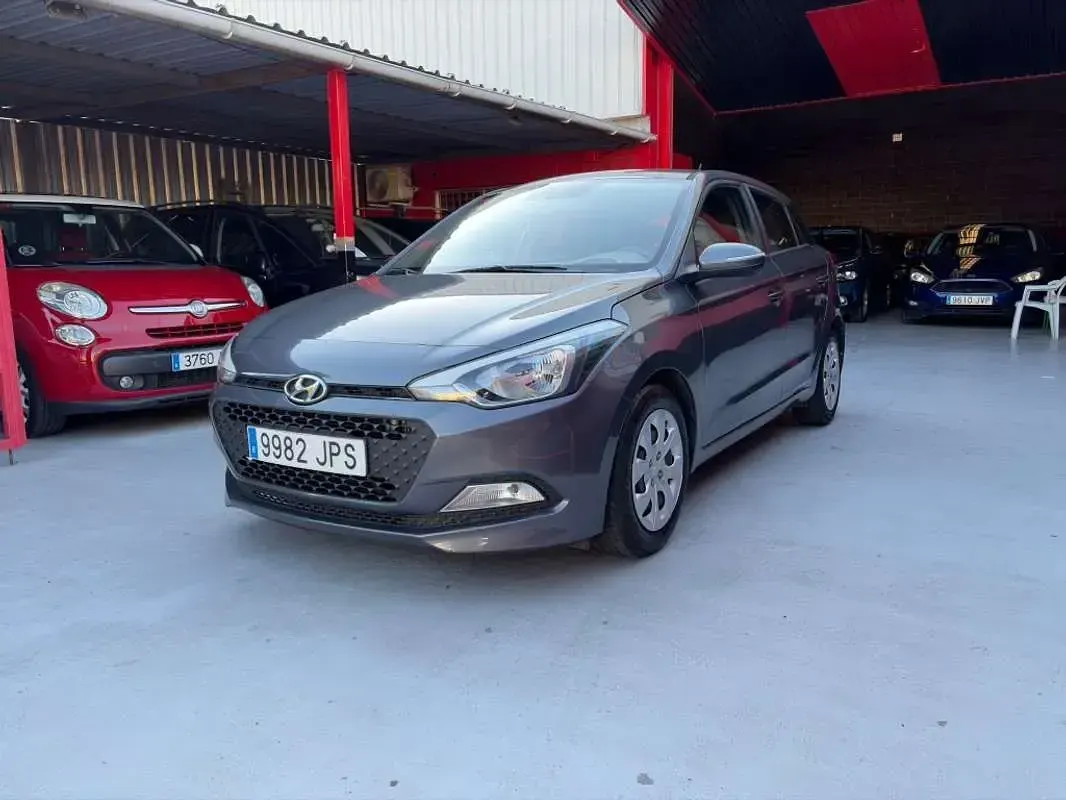 Usado Hyundai i20 75 CV (55 kW) 2016 Gris Utilitario