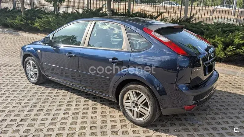 Usado Ford Focus Ghia 109 CV (80 kW) 2005 Azul Berlina