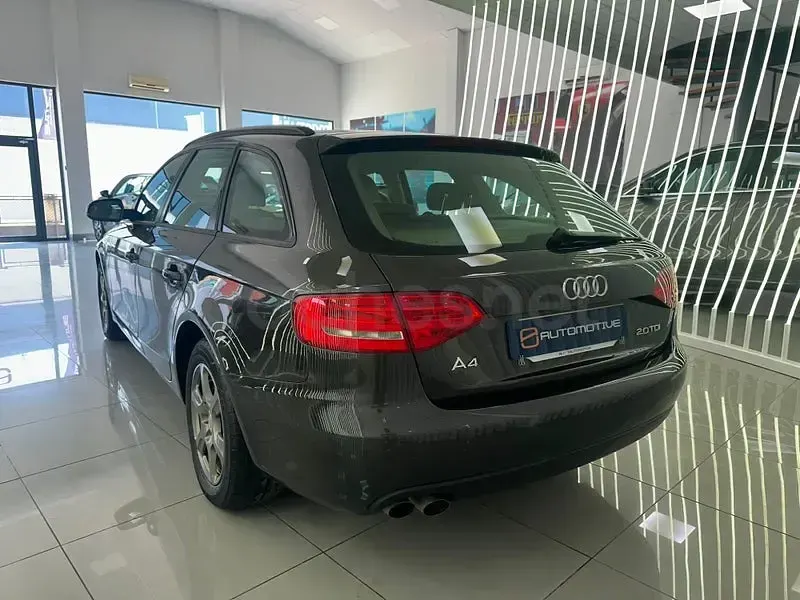 Usado Audi A4 120 CV (88 kW) 2010 Gris / plata Familiar