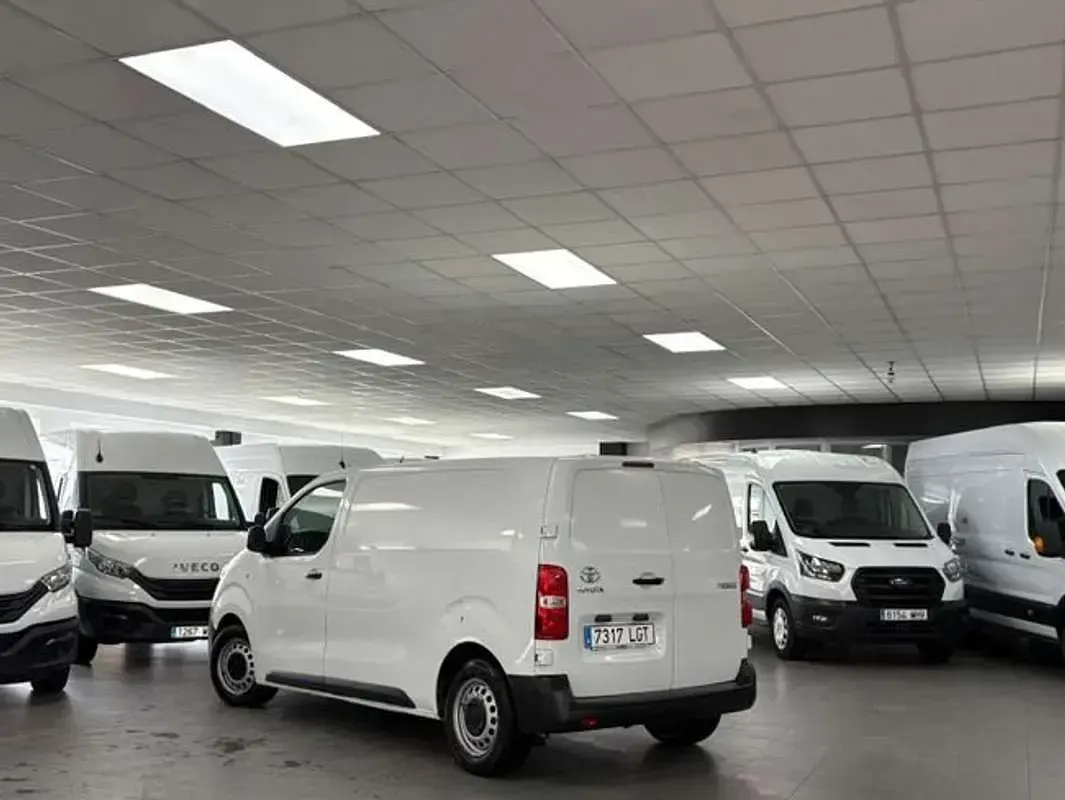Usado Toyota Proace 100 CV (73 kW) 2023 Blanco Monovolumen