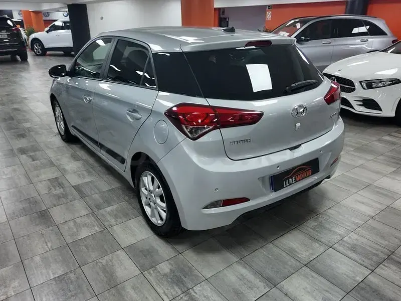 Usado Hyundai i20 Active 100 CV (73 kW) 2016 Gris / plata Berlina