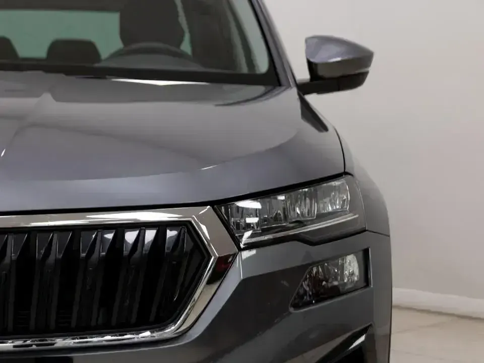 Usado Skoda Karoq Selection 150 CV (110 kW) 2025 Gris SUV