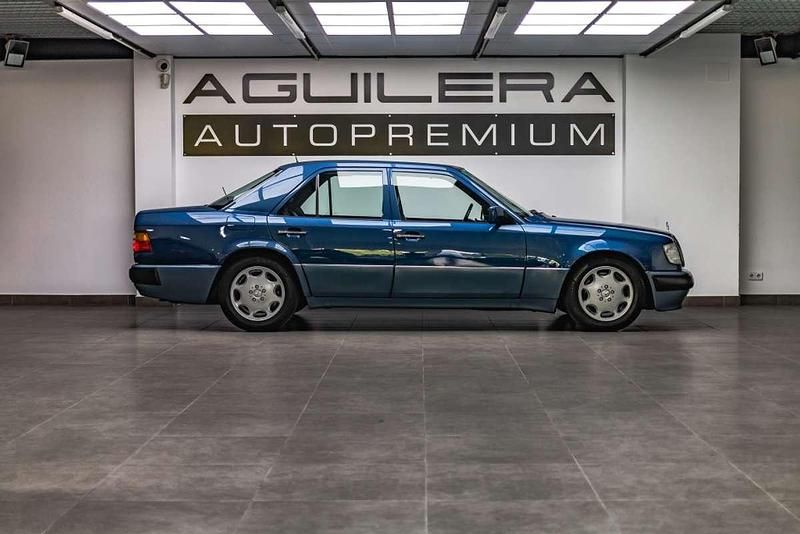 Usado Mercedes E500 320 CV (235 kW) 1991 Azul Berlina
