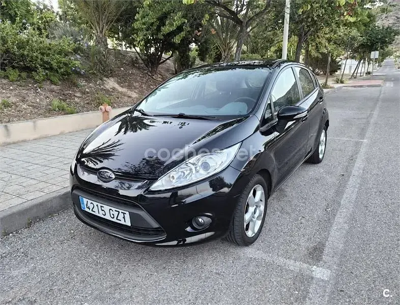 Usado Ford Fiesta Trend 68 CV (50 kW) 2010 Negro Berlina