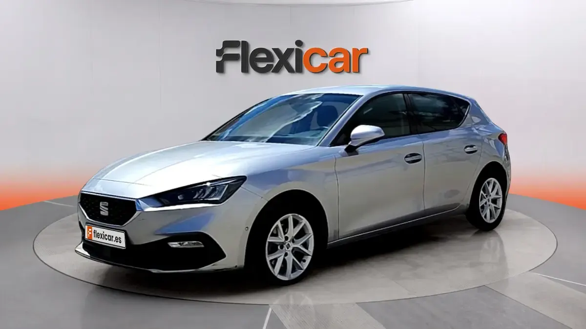 Usado Seat Leon Style 131 CV (96 kW) 2023 Gris Berlina