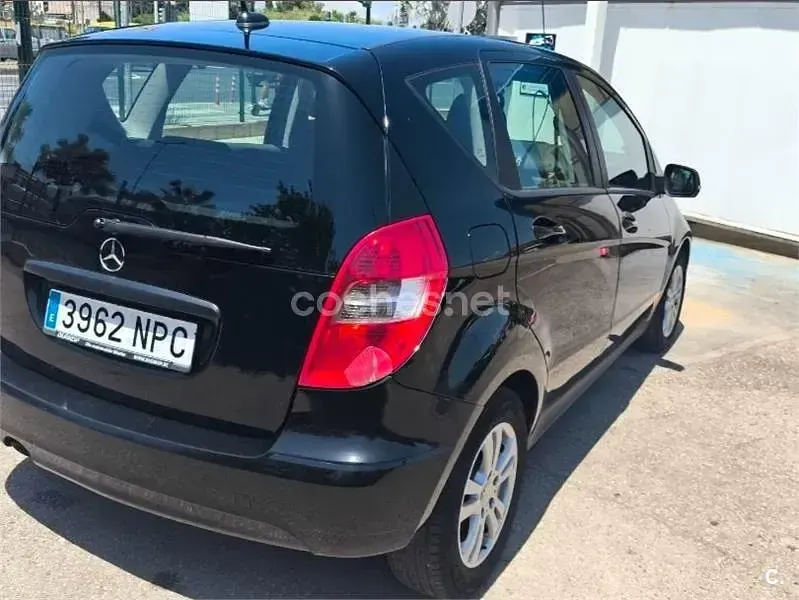 Usado Mercedes A180 109 CV (80 kW) 2012 Negro Utilitario