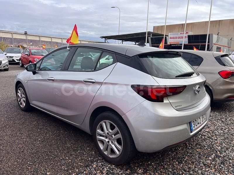 Usado Opel Astra Dynamic 110 CV (80 kW) 2016 Gris / plata Berlina
