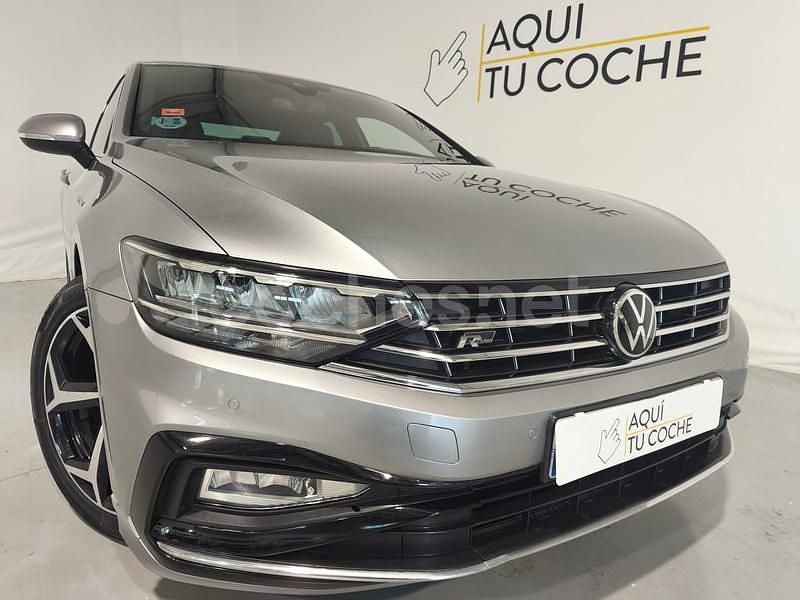 Gris / plata Usado 2021 VW Passat R-line Berlina | 20.900 € (Caro) - Imagen 1/4