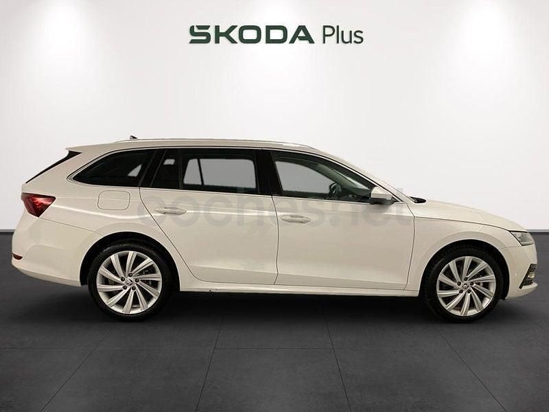 Usado Skoda Octavia Selection 204 CV (150 kW) 2024 Blanco Familiar