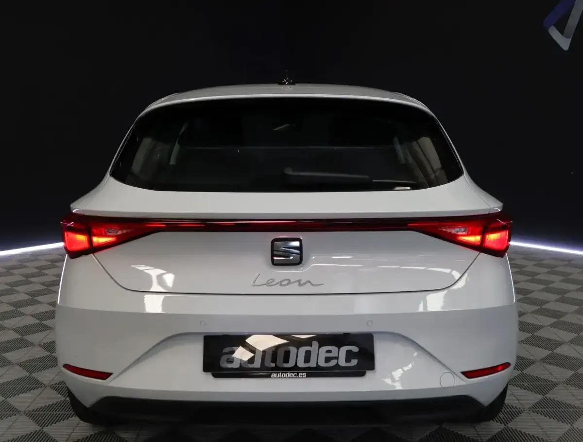 Usado Seat Leon Style 110 CV (80 kW) 2024 Blanco Utilitario