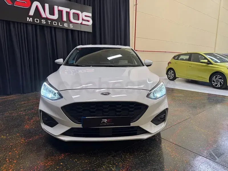 Usado Ford Focus ST-Line 125 CV (91 kW) 2019 Blanco Berlina