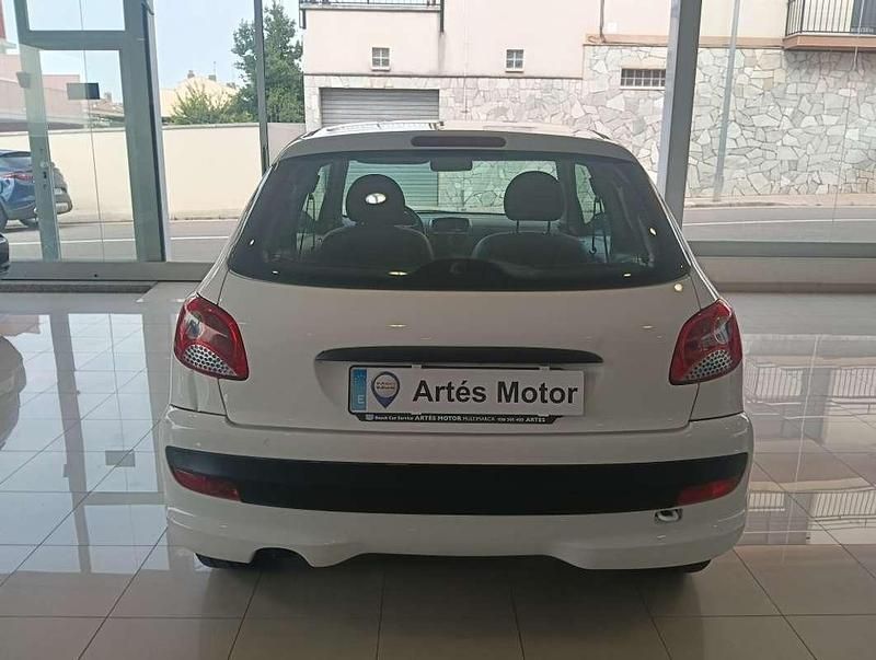 Usado Peugeot 206+ 70 CV (51 kW) 2010 Blanco Utilitario