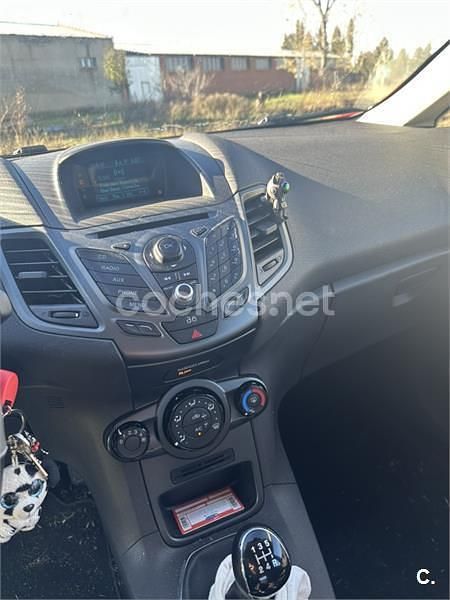Rojo Usado 2014 Ford Fiesta Trend Berlina | 6800 € (Precio justo) - Imagen 1/4