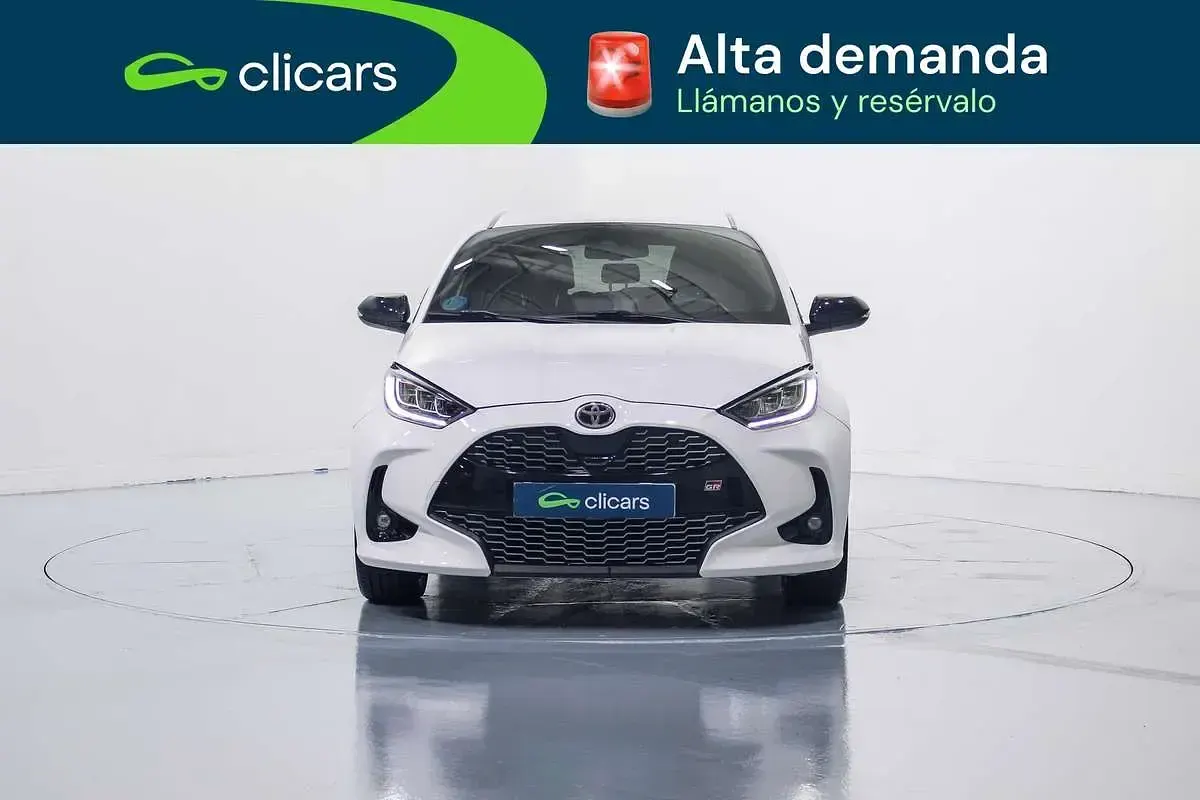 Käytetty Toyota Yaris Hybrid Sport 75 HP (55 kW) 2023 Valkoinen Sedan