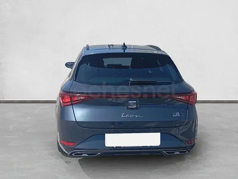 Usado Seat Leon FR 204 CV (150 kW) 2025 Gris / plata Familiar