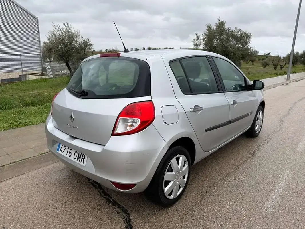 Usado Renault Clio Expression 75 CV (55 kW) 2009 Gris Utilitario