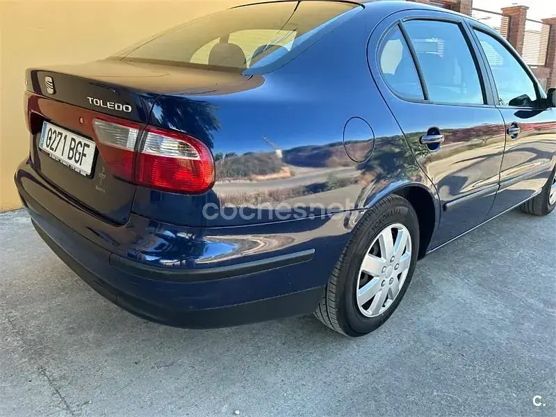 Usado Seat Toledo Stella 100 CV (73 kW) 2001 Azul Berlina