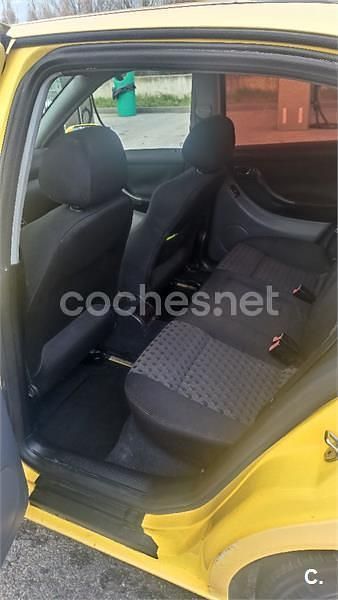 Usado Seat Leon Sport 110 CV (80 kW) 2001 Amarillo Berlina