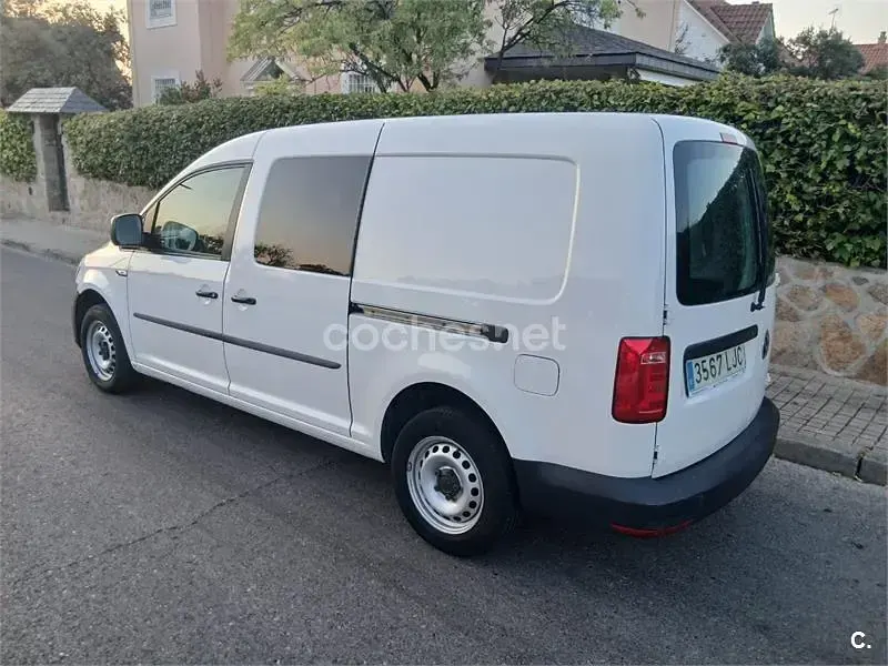 Usado VW Caddy Maxi Trendline 110 CV (80 kW) 2020 Blanco Monovolumen