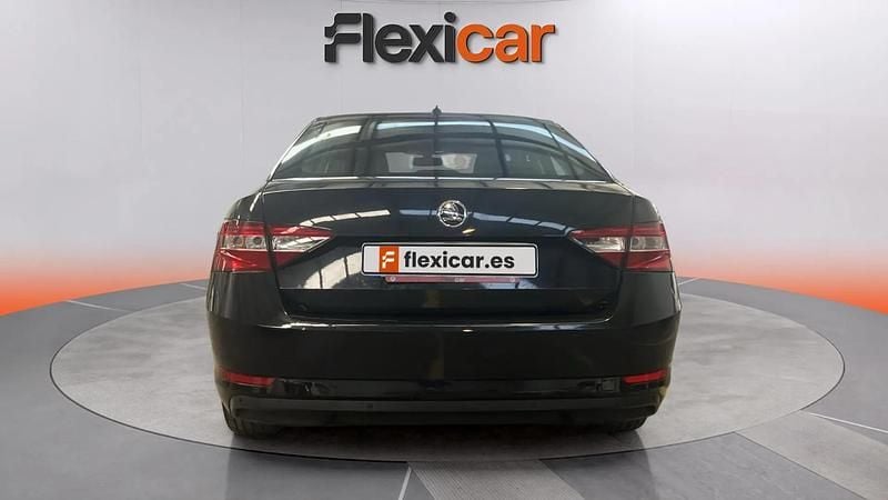 Usado Skoda Superb Style 150 CV (110 kW) 2017 Gris Berlina