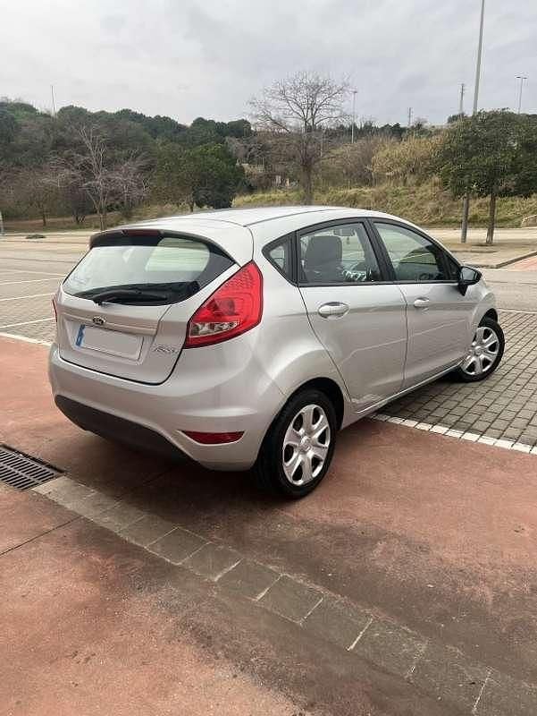 Usado Ford Fiesta Trend 69 CV (50 kW) 2012 Plateado Utilitario