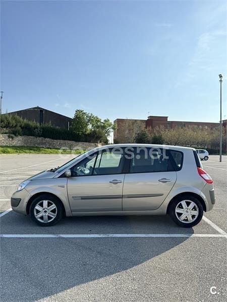 Usado Renault Scénic II Dynamique 110 CV (80 kW) 2006 Marrón Monovolumen