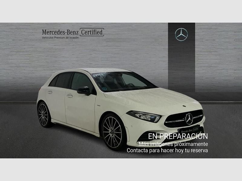 Usado Mercedes A180 AMG line 136 CV (100 kW) 2021 Pintura uni, blanco polar Utilitario
