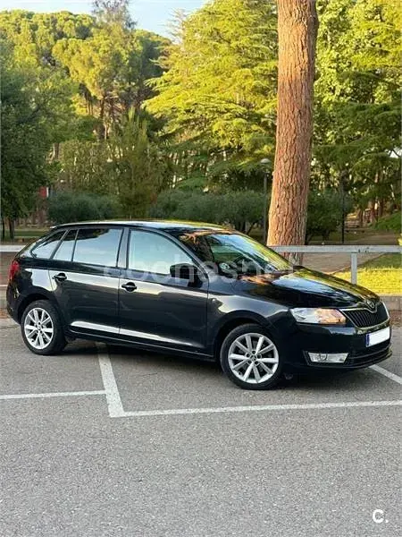 Usado Skoda Rapid Active 105 CV (77 kW) 2013 Negro Utilitario