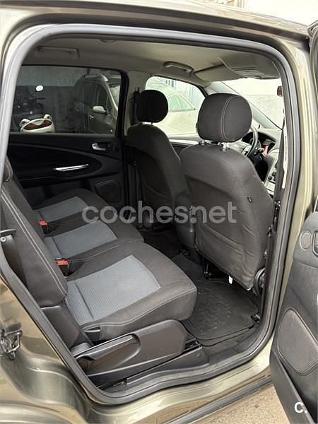 Begagnad Ford S-MAX Trend 140 HK (102 kW) 2011 Brun Minibuss