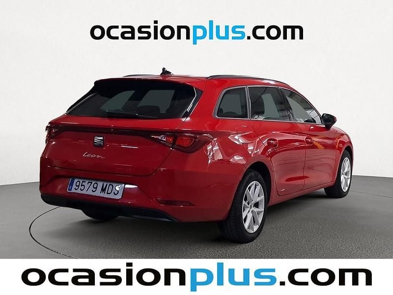 Usado Seat Leon Style 110 CV (80 kW) 2023 Rojo Familiar
