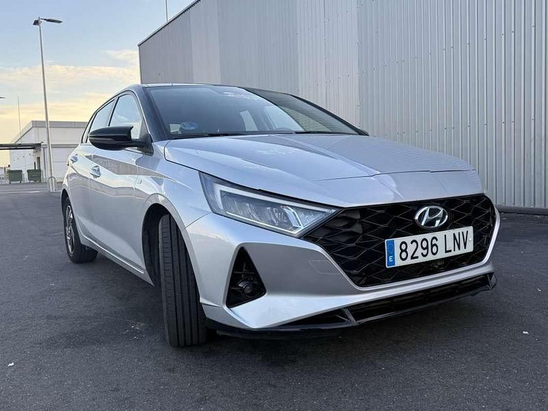Usado Hyundai i20 101 CV (74 kW) 2021 Gris Familiar